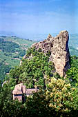 Sassi di Rocca Malatina, Rocca di Sotto ai piedi degli spettacolari torrioni rocciosi del Sasso di Sotto con il Campanile Alto e il Campanile Basso
